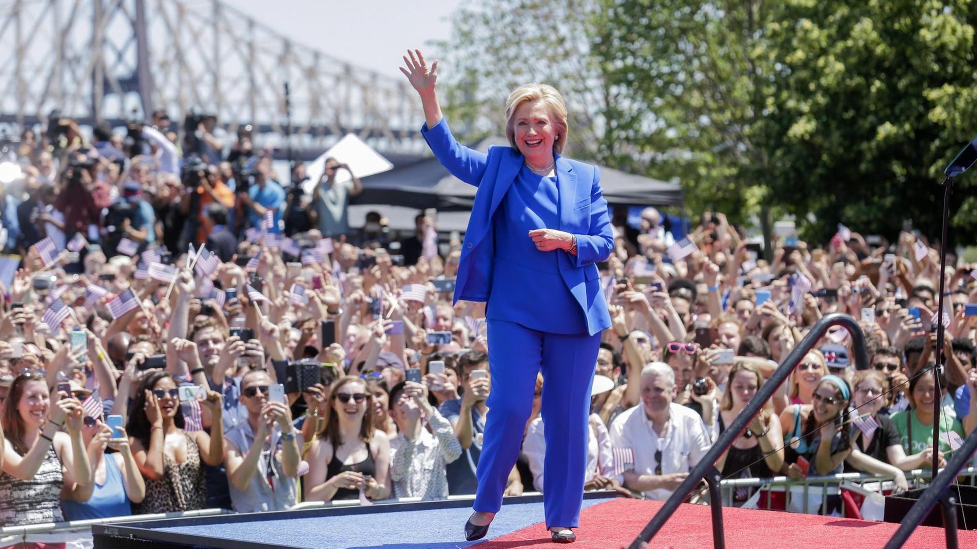 Hillary Clinton beim Auftakt ihres Wahlkampfes auf der Roosevelt-Insel in New York. Hillary Clinton beim Auftakt ihres Wahlkampfes auf der Roosevelt-Insel in New York.