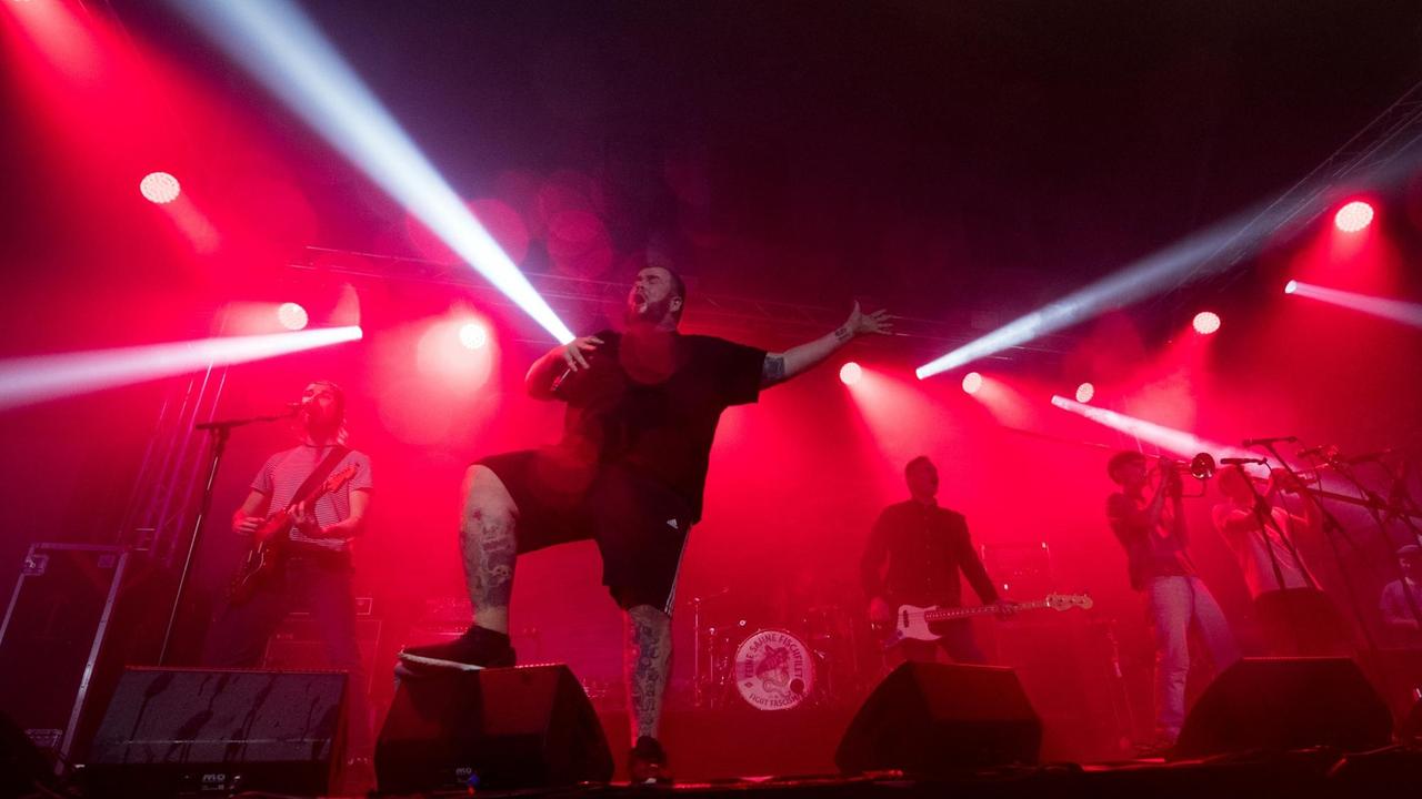 Feine Sahne Fischfilet bei ihrem Konzert in einer alten Brauerei in Dessau. Feine Sahne Fischfilet bei ihrem Konzert in einer alten Brauerei in Dessau.