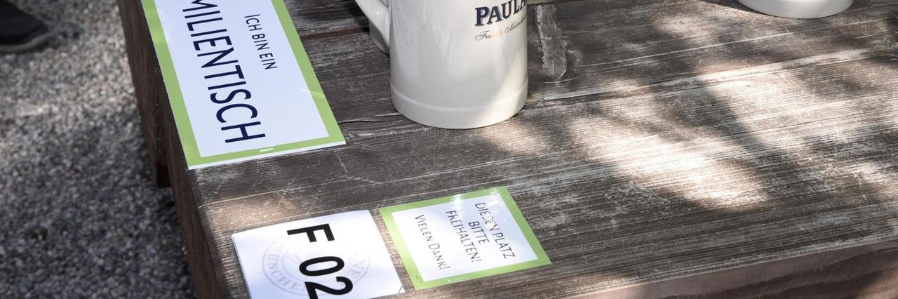 Im Biergarten Paulaner am Nockherberg in München sind bei der Wiedereröffnung nach der Lockerung der Corona-Schutzmaßnahmen die Tische mit Nummern markiert. 