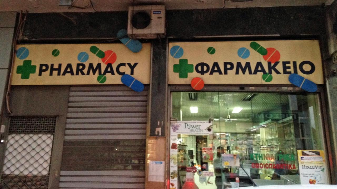 Blick auf das Schaufenster einer Apotheke in Athen. Blick auf das Schaufenster einer Apotheke in Athen.