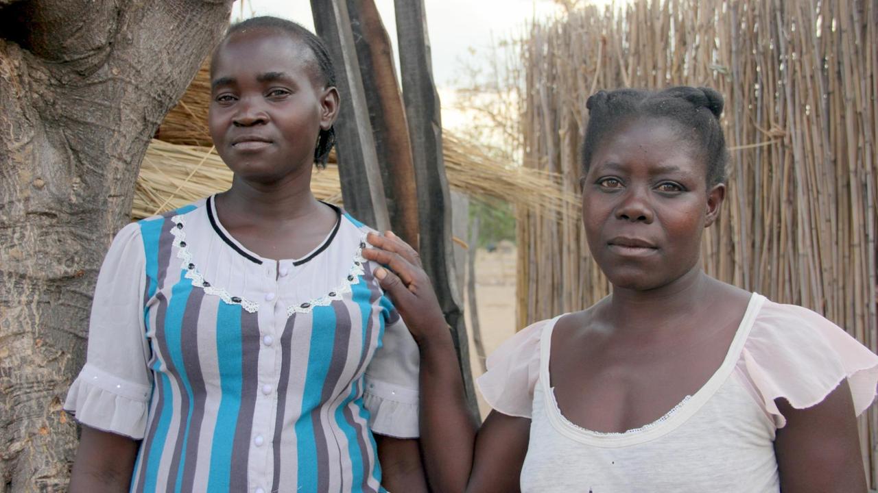 Kaumba Musenuho und ihre Nachbarin in ihrem Dorf in Sambia. Kaumba Musenuho und ihre Nachbarin in ihrem Dorf in Sambia.