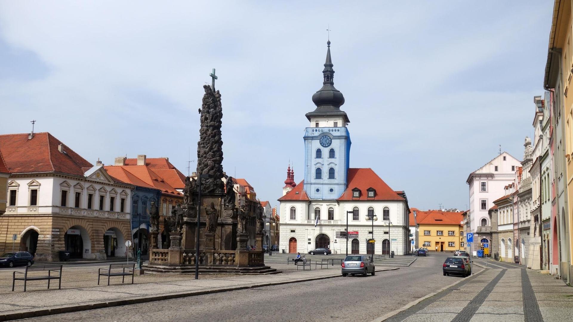Der Marktplatz von Žatec (deutsch Saaz) in Tschechien, April 2016 Im Januar 1945 gehörte der Ort zum Landkreis Saaz im Regierungsbezirk Eger im Reichsgau Sudetenland Der Marktplatz von Žatec (deutsch Saaz) in Tschechien, April 2016 Im Januar 1945 gehörte der Ort zum Landkreis Saaz im Regierungsbezirk Eger im Reichsgau Sudetenland