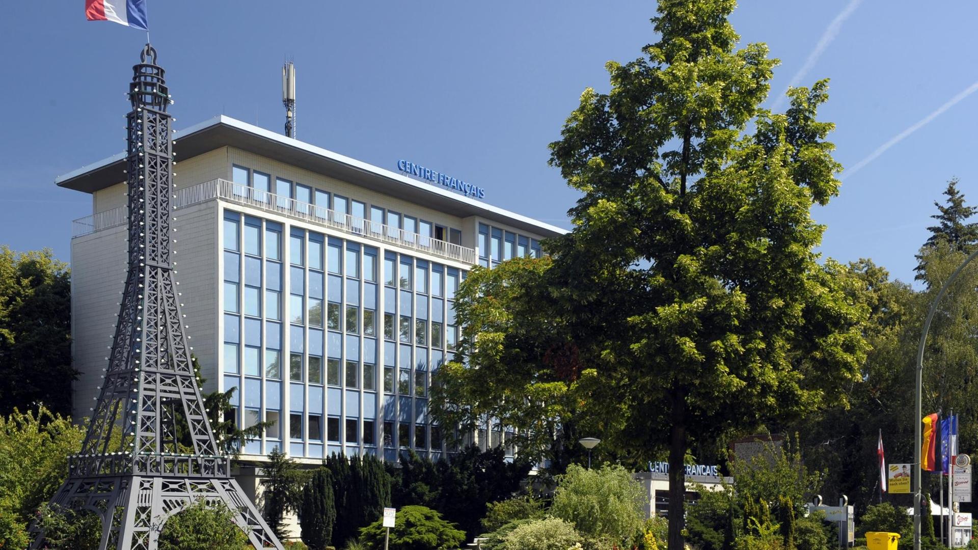 Blick auf das französisches Kulturzentrum in Berlin vor dem eine Mini-Ausgabe des Eiffelturm steht Blick auf das französisches Kulturzentrum in Berlin vor dem eine Mini-Ausgabe des Eiffelturm steht