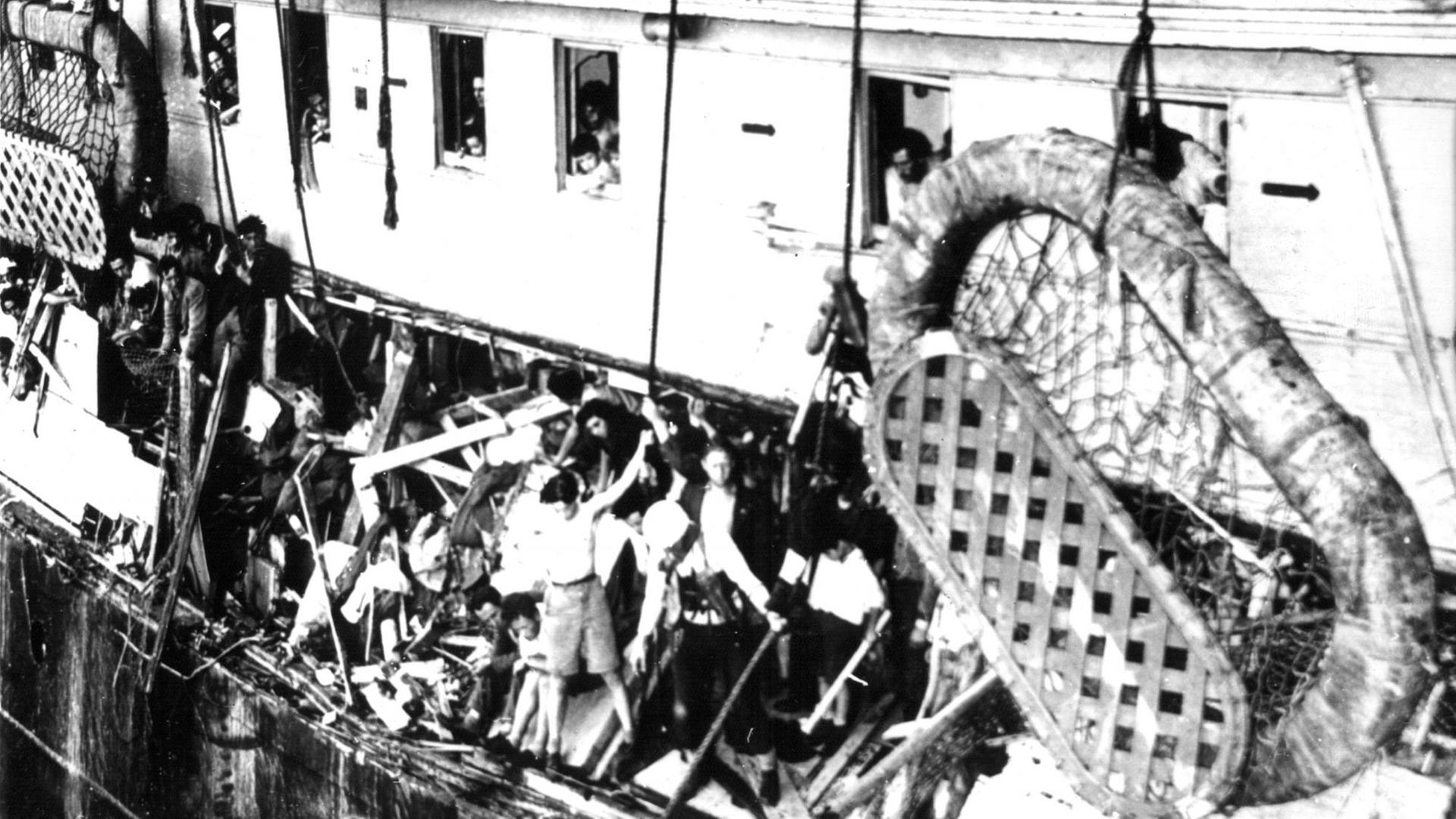 Britische Soldaten mit weißen Helmen bahnen sich unter Anwendung von Tränengas ihren Weg auf dem Schiff. Mehrere tausend Juden waren am 11. Juli auf der "Exodus 1947" und anderen Schiffen von Frankreich aus ins unter britischem Mandat stehende Gelobte Land aufgebrochen. Bei dem Versuch, die britische Sperre um Palästina zu durchbrechen, wurde die Exodus am 18. Juli 1947 auf dem Mittelmeer von der britischen Armee gestoppt. Die "Exodus 1947" (vormals "Präsident Warfield") wurde anschließend von der britischen Marine in den Hafen von Haifa gebracht. Britische Soldaten mit weißen Helmen bahnen sich unter Anwendung von Tränengas ihren Weg auf dem Schiff. Mehrere tausend Juden waren am 11. Juli auf der "Exodus 1947" und anderen Schiffen von Frankreich aus ins unter britischem Mandat stehende Gelobte Land aufgebrochen. Bei dem Versuch, die britische Sperre um Palästina zu durchbrechen, wurde die Exodus am 18. Juli 1947 auf dem Mittelmeer von der britischen Armee gestoppt. Die "Exodus 1947" (vormals "Präsident Warfield") wurde anschließend von der britischen Marine in den Hafen von Haifa gebracht.