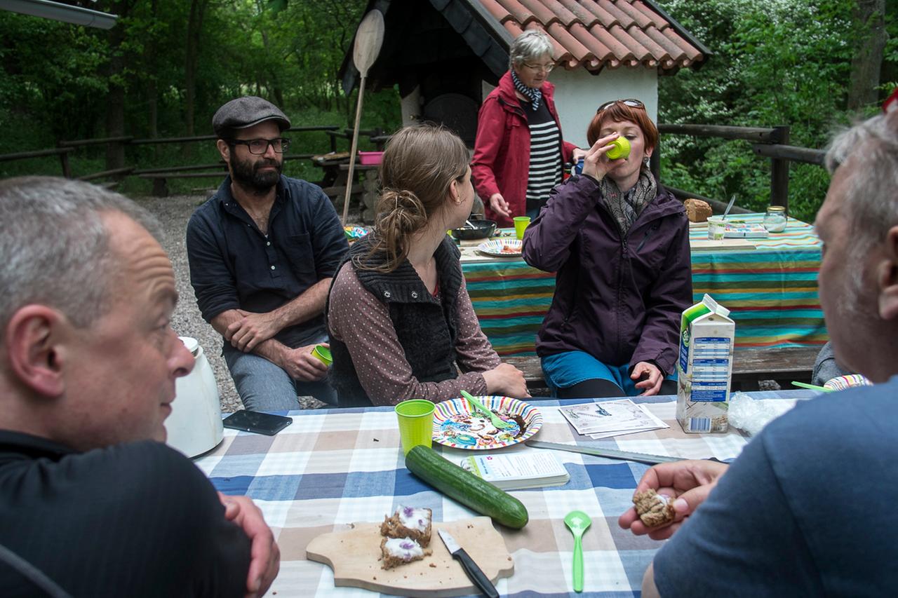 Gespräche und warme Pizza an der Naturpark Station im Kyffhäuser Gespräche und warme Pizza an der Naturpark Station im Kyffhäuser
