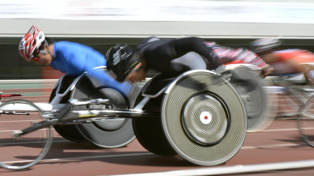 Behinderten-Sportler bei einem 1.500 Meter-Rollstuhl-Rennen in Japan