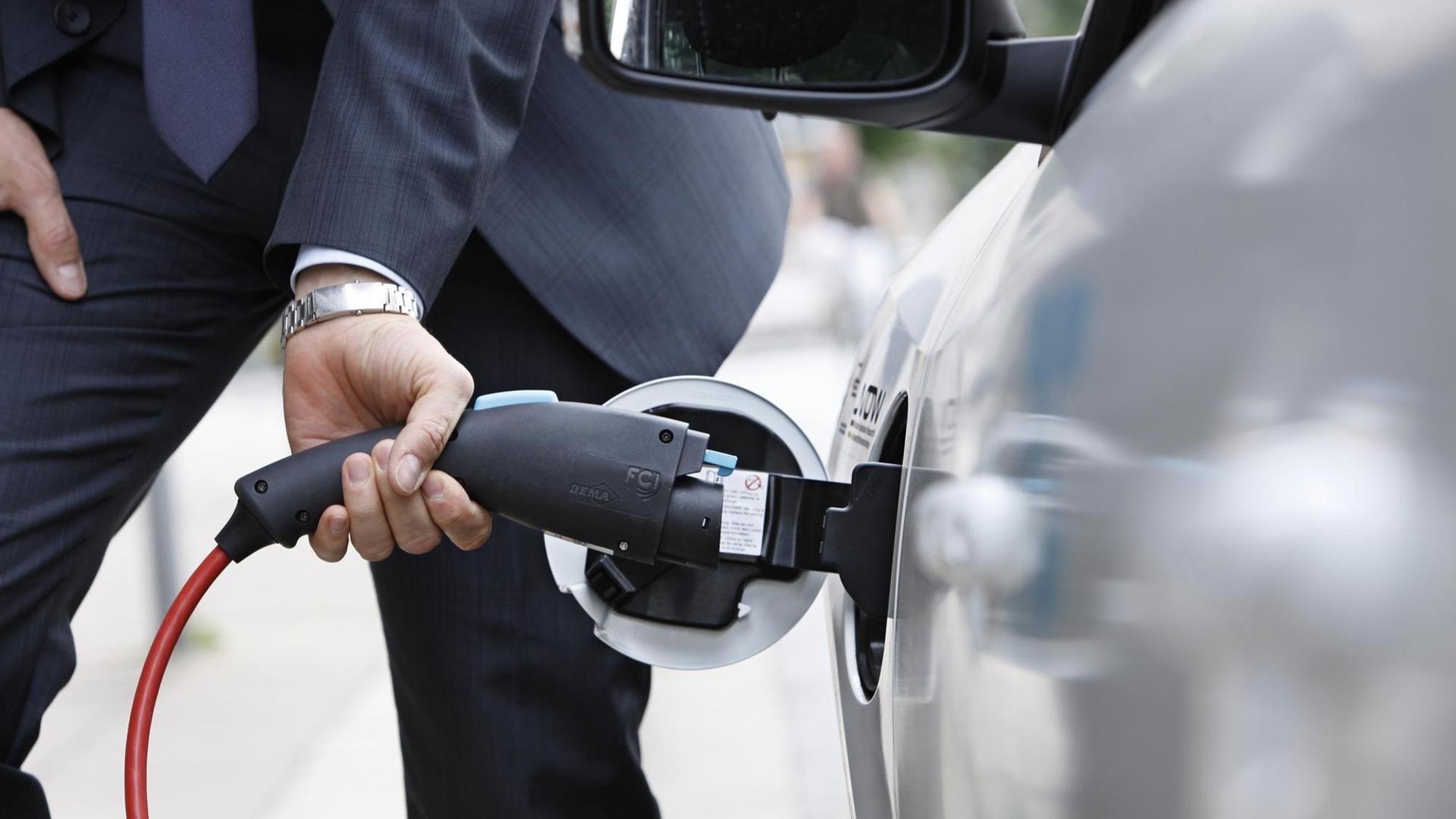 Man betankt sein Elektroauto mit RWE Autostrom Man betankt sein Elektroauto mit RWE Autostrom