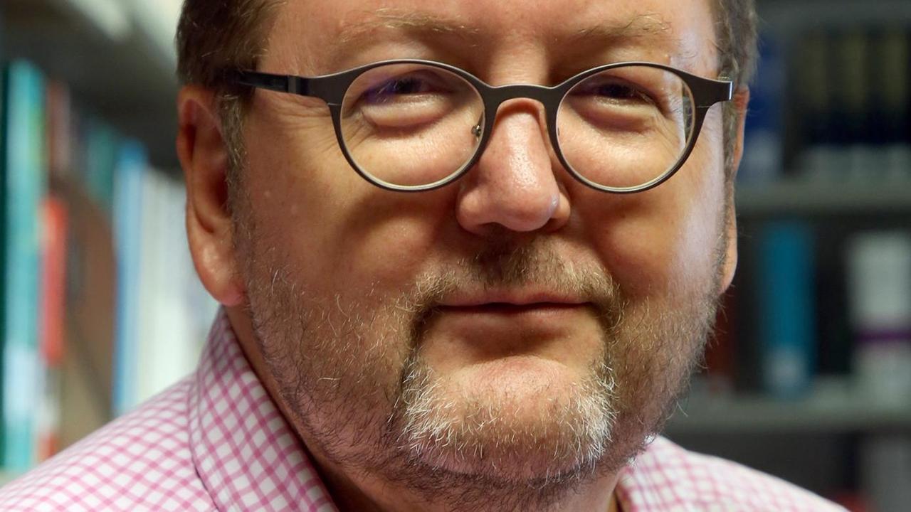 Walter Homolka lächelt lächelt während eines Interviews zu 20 Jahre Abraham Geiger Kolleg in die Kamera (Aufnahme von 2019) Walter Homolka lächelt lächelt während eines Interviews zu 20 Jahre Abraham Geiger Kolleg in die Kamera (Aufnahme von 2019)