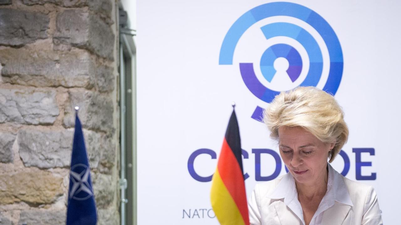 Ursula von der Leyen (CDU) besucht am 14. April 2015 in Tallinn das "NATO Cooperative Cyber Defence Centre of Excellence". Während sich die NATO-Einrichtung als defensiv ausgerichtet gibt, setzt die Verteidigungsministerin auf digitale Angriffsstrategien