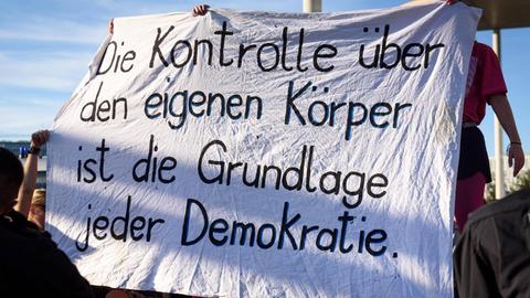 Ein Transparent mit der Aufschrift: "Die Kontrolle über den eigenen Körper ist die Grundlage jeder Demokratie."