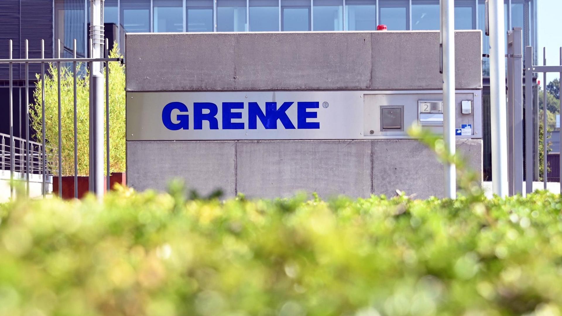 Der Schriftzug des Finanzdienstleisters Grenke AG steht an der Zentrale der MDAX notierten Aktiengesellschaft.