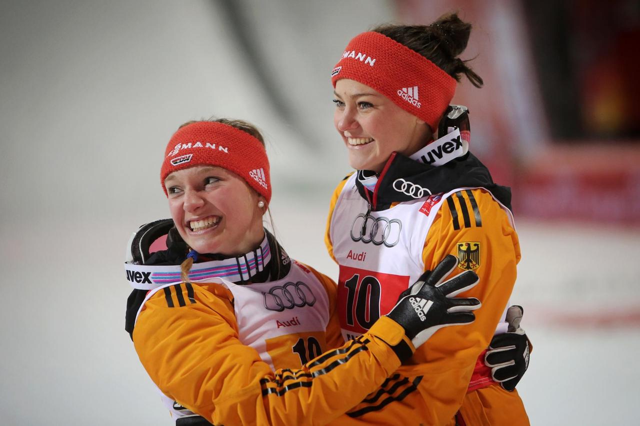 Zu sehen sind die Skispringerinnen Katharina Althaus und Carina Vogt, die sich freudestrahlend in die Arme fallen. Zu sehen sind die Skispringerinnen Katharina Althaus und Carina Vogt, die sich freudestrahlend in die Arme fallen.