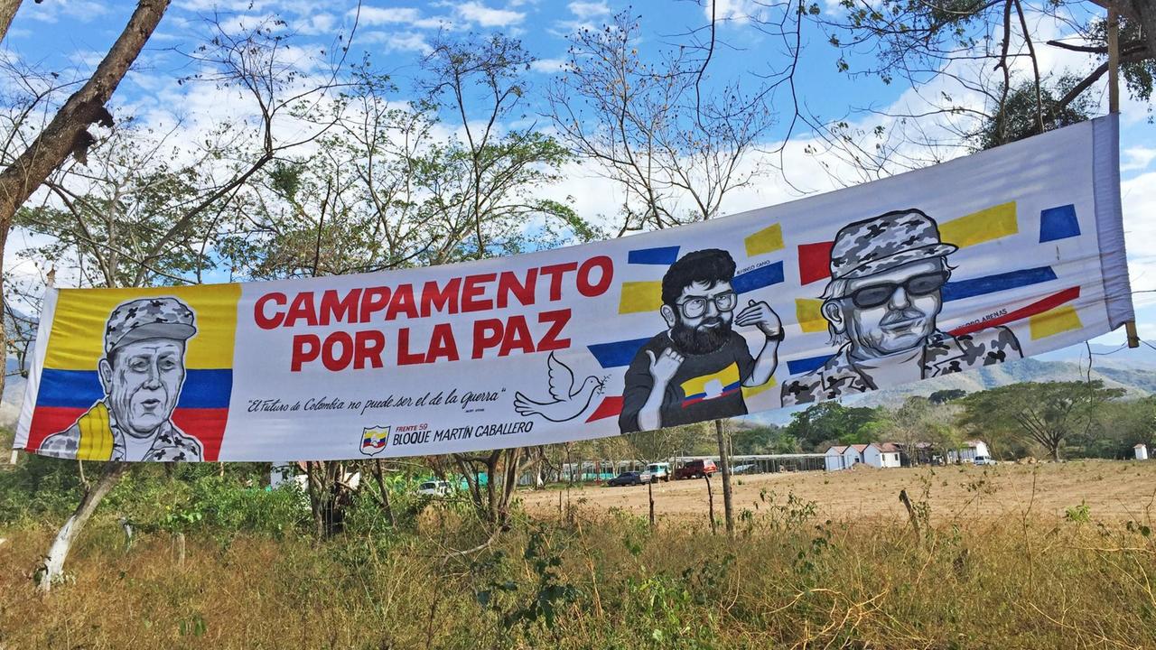 Ein Banner mit der Aufschrift «Campamento por La Paz» («Camp für den Frieden») hängt am 03.03.2017 zwischen zwei Bäumen am Eingang des Farc-Entwaffnungscamps, nahe dem Dorf Cornejo im Departement La Guajira im Norden Kolumbiens. 