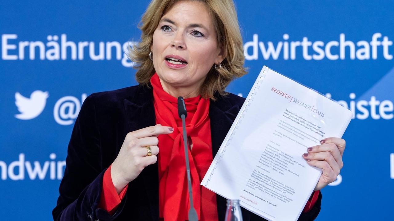 Julia Klöckner (CDU), Bundesministerin für Ernährung und Landwirtschaft, stellt bei einer Pressekonferenz Ergebnisse der Machbarkeitsstudie zu Vorschlägen des vom Ministerium eingesetzten Kompetenznetzwerks Nutztierhaltung vor. Julia Klöckner (CDU), Bundesministerin für Ernährung und Landwirtschaft, stellt bei einer Pressekonferenz Ergebnisse der Machbarkeitsstudie zu Vorschlägen des vom Ministerium eingesetzten Kompetenznetzwerks Nutztierhaltung vor.