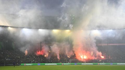 Rotterdam: Fans von Feyenoord Rotterdam zünden auf der Tribüne bengalische Feuer.