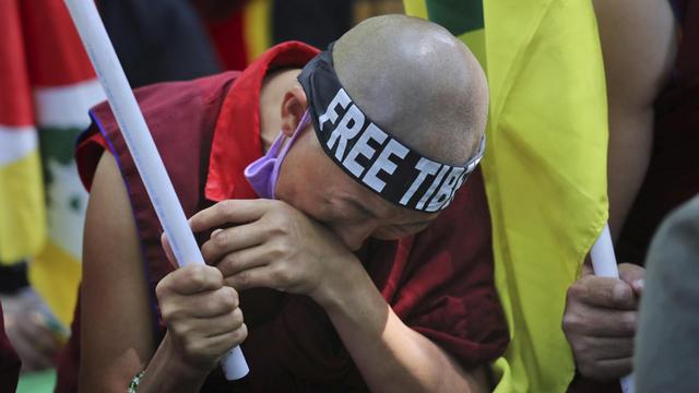 Ein Exil-Tibeter erinnert in der indischen Hauptstadt New Delhi an den 60. Jahrestag des Aufstands in Tibet.