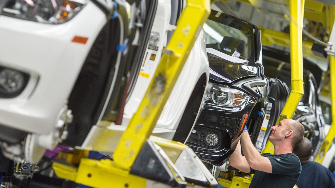Ein Mann arbeitet im BMW-Werk in Regensburg (Bayern) an einem BMW. Ein Mann arbeitet im BMW-Werk in Regensburg (Bayern) an einem BMW.