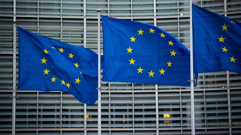 Flaggen der Europäischen Union wehen im Wind vor dem Berlaymont-Gebäude der Europäischen Kommission in Brüssel.