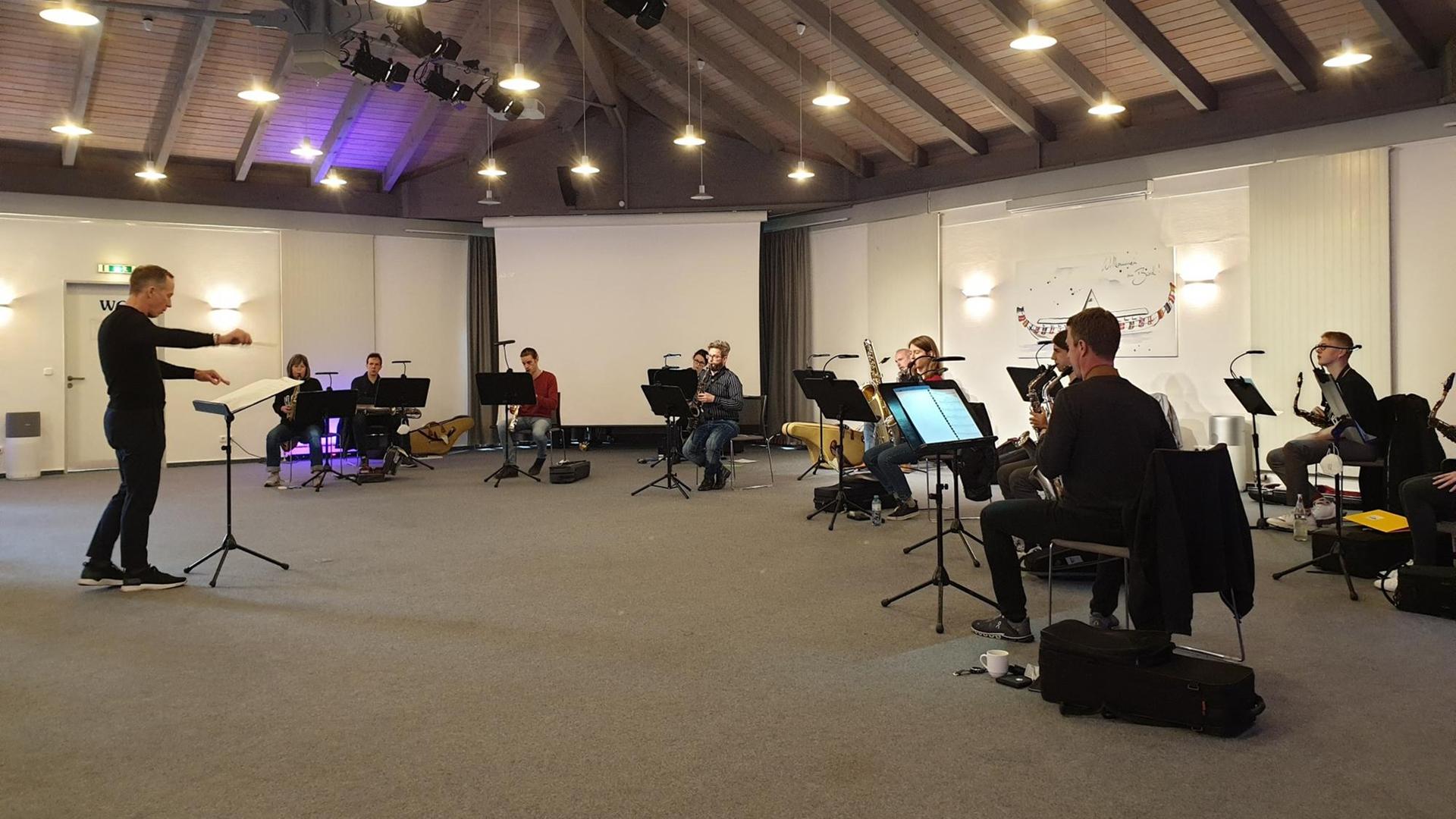 Der Komponist Jay Schwartz probt sein Stück "Winterreise" mit dem Ensemble. Der Komponist Jay Schwartz probt sein Stück "Winterreise" mit dem Ensemble.