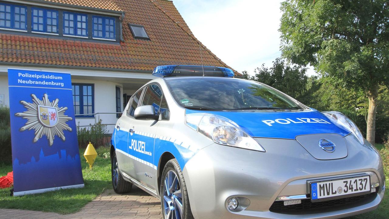 Ein Elektroauto der Polizei auf der Insel Hiddensee Ein Elektroauto der Polizei auf der Insel Hiddensee
