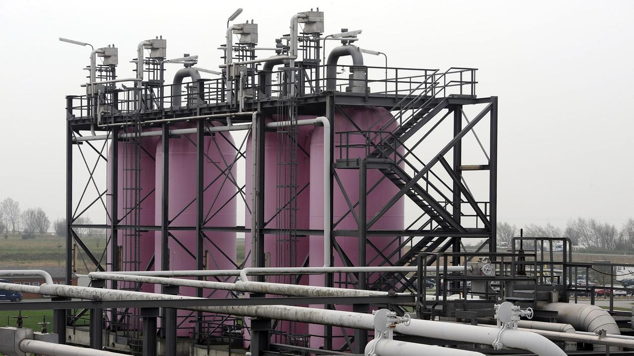 Teil des Gas-Terminals in Emden (Niedersachsen) Teil des Gas-Terminals in Emden (Niedersachsen)