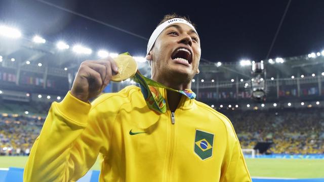 ©Kyodo/MAXPPP - 21/08/2016 ; Neymar holds up his gold medal after the award ceremony for the men's soccer tournament at the Rio de Janeiro Olympics on Aug. 20, 2016. Brazil won 5-4 on penalties after the game ended 1-1 after extra time. (Kyodo) ==Kyodo |