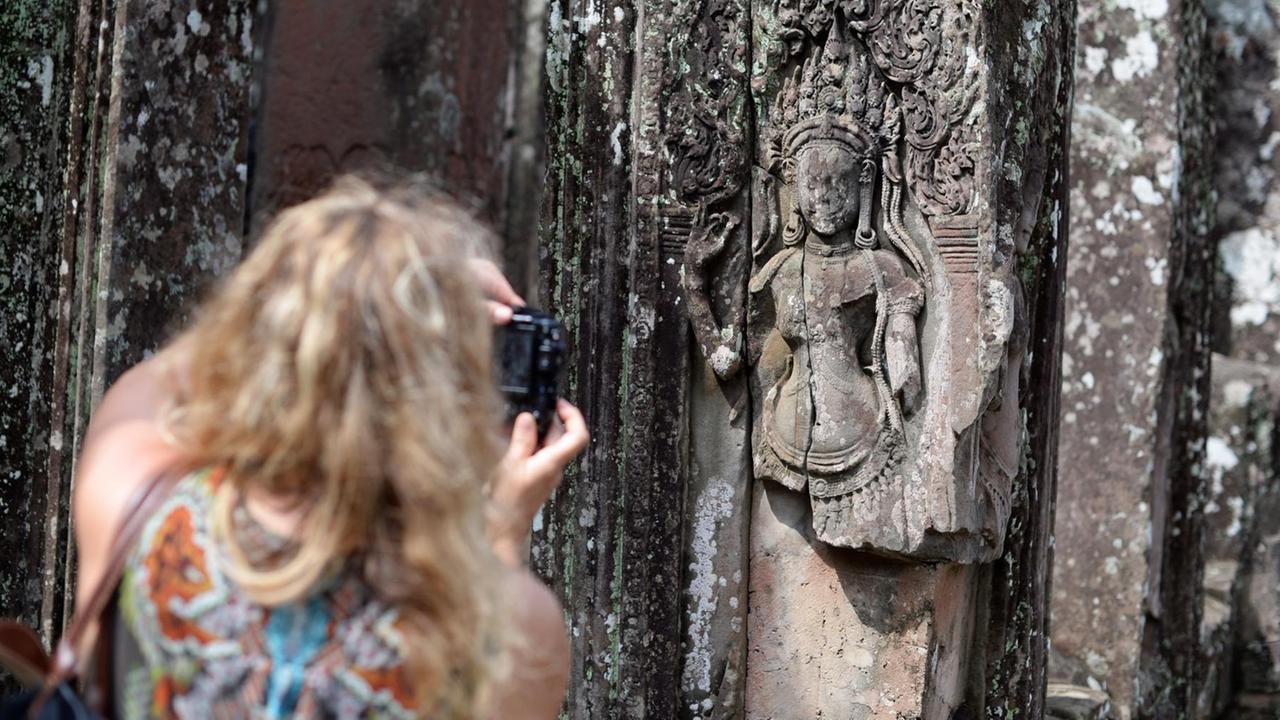 Irgendwann gäbe es in der Tempelstadt Angkor Wat keine Reliefs mehr zu fotografieren, wenn nicht zahlreiche Restauratoren gegen den Verfall ankämpfen würden. An vielen Stellen fällt die Steinoberfläche in großen Stücken ab. Irgendwann gäbe es in der Tempelstadt Angkor Wat keine Reliefs mehr zu fotografieren, wenn nicht zahlreiche Restauratoren gegen den Verfall ankämpfen würden. An vielen Stellen fällt die Steinoberfläche in großen Stücken ab.