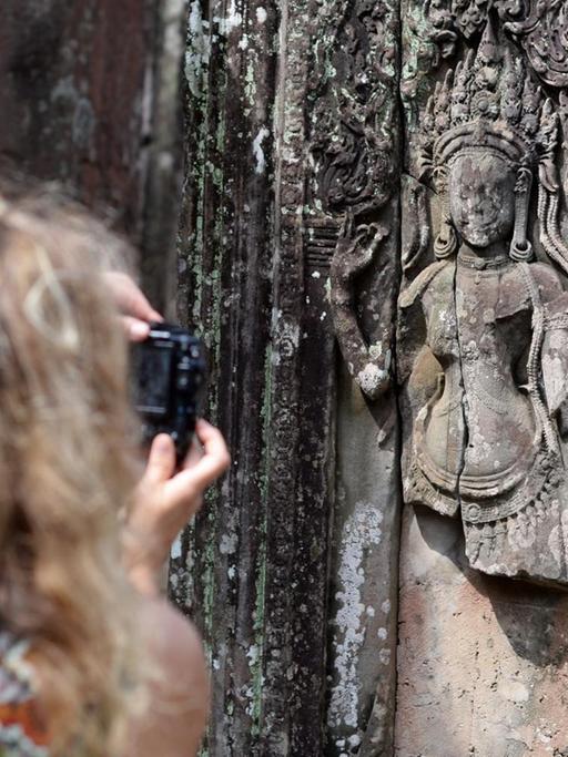 Irgendwann gäbe es in der Tempelstadt Angkor Wat keine Reliefs mehr zu fotografieren, wenn nicht zahlreiche Restauratoren gegen den Verfall ankämpfen würden. An vielen Stellen fällt die Steinoberfläche in großen Stücken ab.