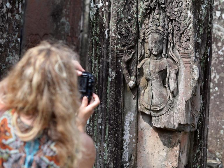 Irgendwann gäbe es in der Tempelstadt Angkor Wat keine Reliefs mehr zu fotografieren, wenn nicht zahlreiche Restauratoren gegen den Verfall ankämpfen würden. An vielen Stellen fällt die Steinoberfläche in großen Stücken ab.