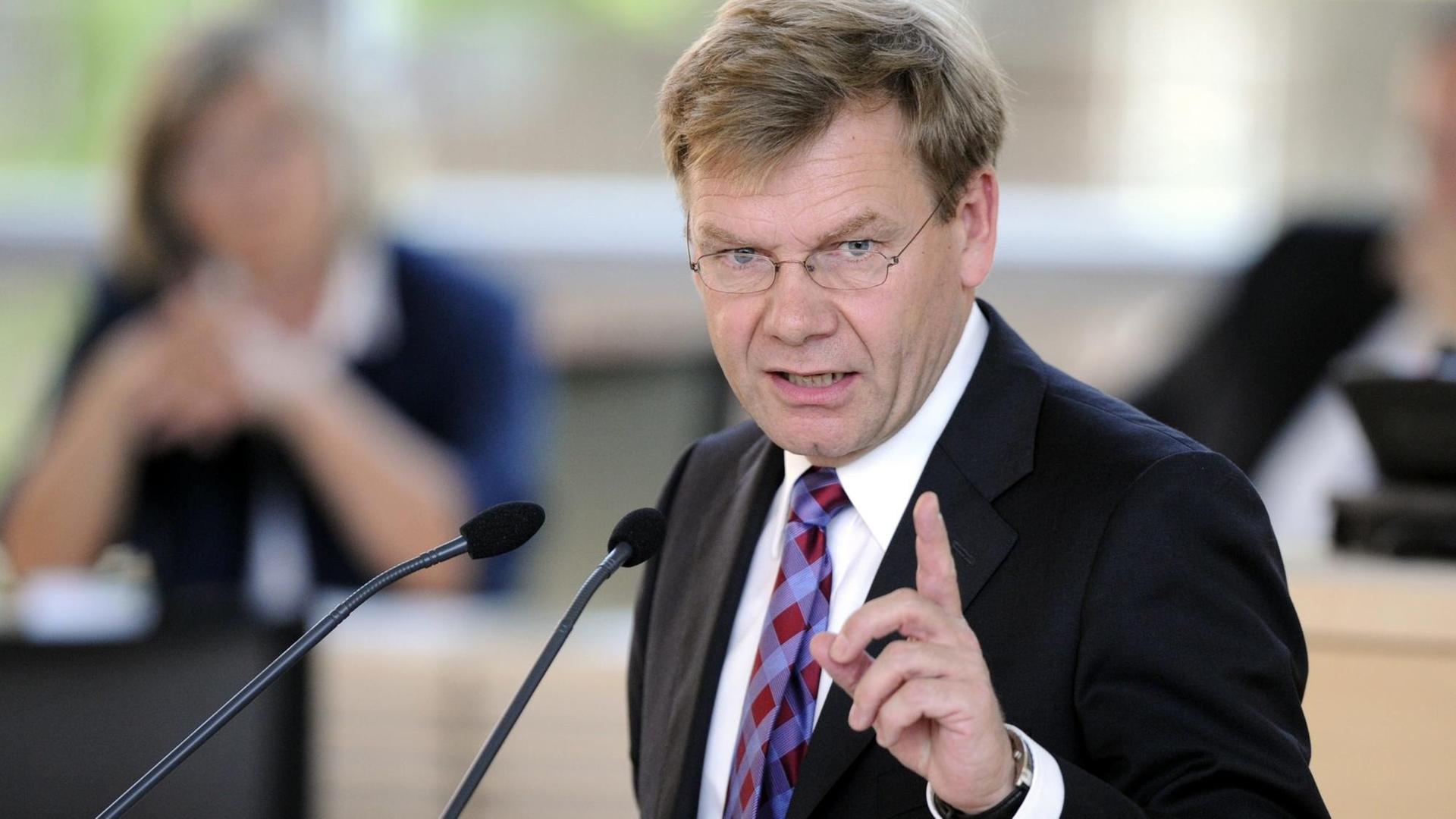 Schleswig-Holsteins CDU-Fraktionsvorsitzende Johann Wadephul spricht am Freitag (17.07.2009) in Kiel im Landtag. Schleswig-Holsteins CDU-Fraktionsvorsitzende Johann Wadephul spricht am Freitag (17.07.2009) in Kiel im Landtag.