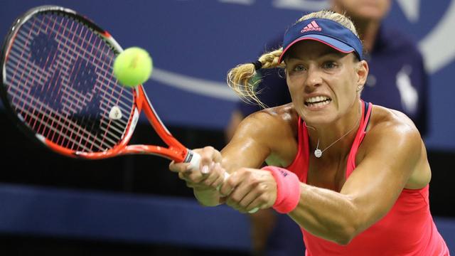 Die deutsche Tennisspielerin Angelique Kerber spielt im Halbfinale der US Open in New Yorkeinen Ball der Dänin Caroline Wozniacki zurück.