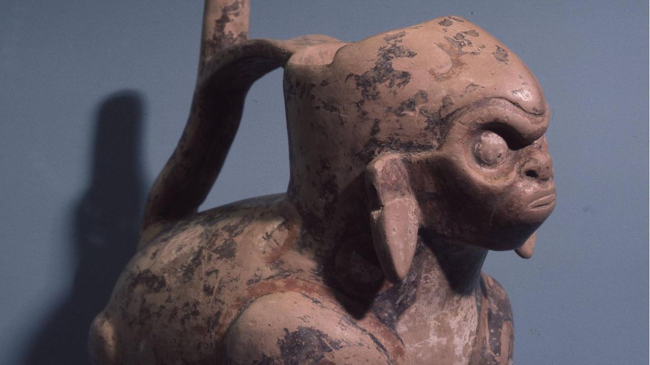Eine Keramikfigur eines Hundes aus der Zeit 300 v. Chr. Eine Keramikfigur eines Hundes aus der Zeit 300 v. Chr.