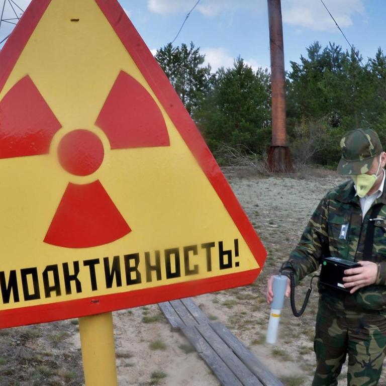 2825680 04/14/2016 Radiation metering at Masany meteo station in Polesiye radiation and ecology reserve situated in the Belorussian Chernobyl NPP exclusion zone. Viktor Tolochko/Sputnik |