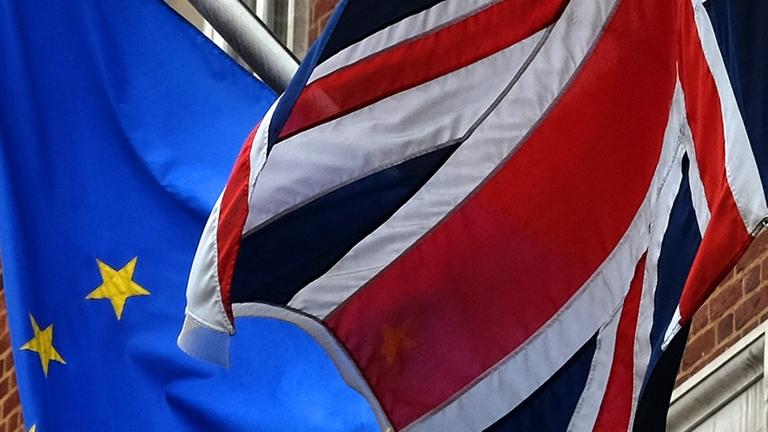 Eine Flagge der Europäischen Union und eine Fahne vom Vereinigten Königreich Großbritannien und Nordirland, der Union Jack Eine Flagge der Europäischen Union und eine Fahne vom Vereinigten Königreich Großbritannien und Nordirland, der Union Jack