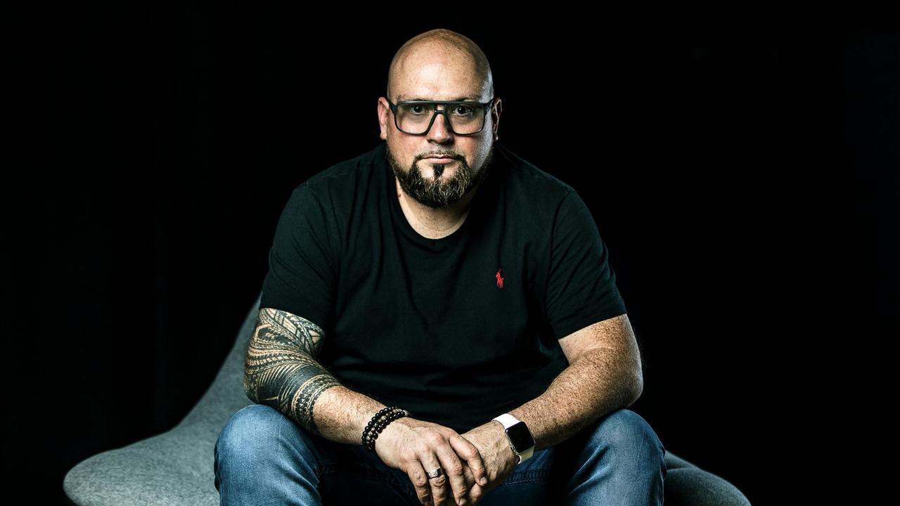 Porträt von Ben Schulz, vor einem schwarzen Hintergrund. Porträt von Ben Schulz, vor einem schwarzen Hintergrund.
