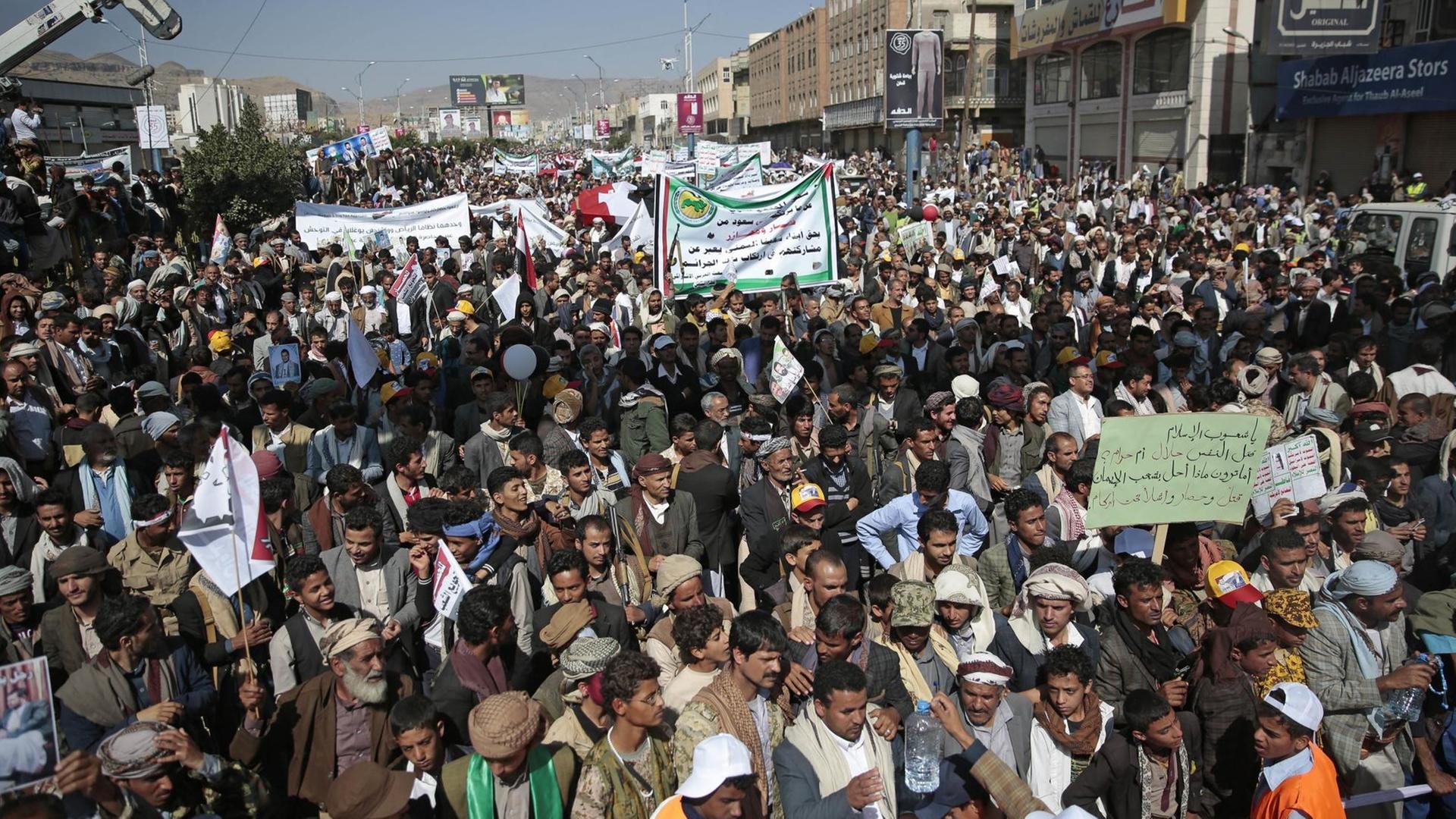 Demonstranten fordern am 13.11.2017 in Sanaa (Jemen) bei einem Protest die Öffnung der Flug- und Seehäfen in dem Land. Ein von Saudi-Arabien geführtes Bündnis fliegt im Jemen Luftangriffe gegen Huthi-Rebellen. Die Koalition hatte in der vergangenen Woche die Flug- und Seehäfen geschlossen. Hilfsorganisationen warnten jedoch, dem Land drohe durch die Blockade eine der größten Hungerkatastrophen weltweit. Demonstranten fordern am 13.11.2017 in Sanaa (Jemen) bei einem Protest die Öffnung der Flug- und Seehäfen in dem Land. Ein von Saudi-Arabien geführtes Bündnis fliegt im Jemen Luftangriffe gegen Huthi-Rebellen. Die Koalition hatte in der vergangenen Woche die Flug- und Seehäfen geschlossen. Hilfsorganisationen warnten jedoch, dem Land drohe durch die Blockade eine der größten Hungerkatastrophen weltweit.