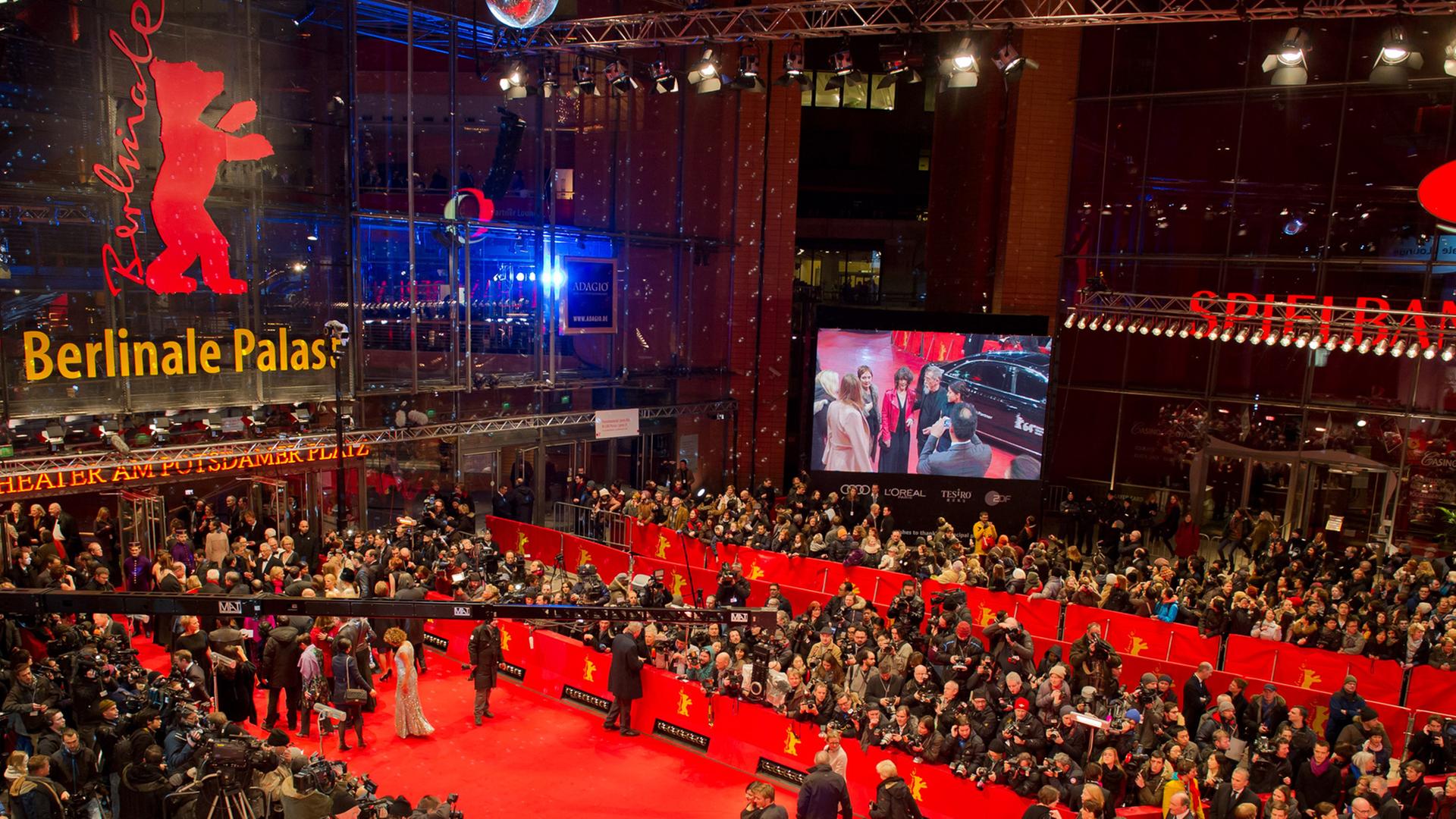 Gäste kommen zur Eröffnungsgala der 64. Internationalen Filmfestspiele und zur Premiere von "The Grand Budapest Hotel". Gäste kommen zur Eröffnungsgala der 64. Internationalen Filmfestspiele und zur Premiere von "The Grand Budapest Hotel".
