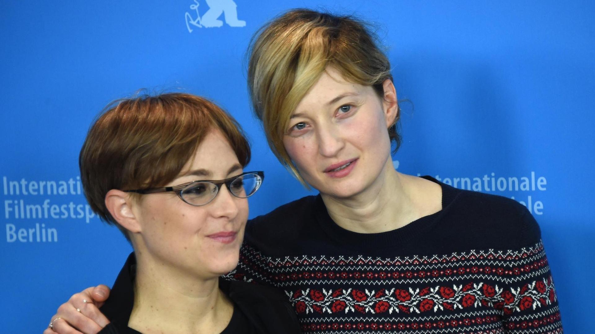 Die italienische Regisseurin Laura Bispuri (Links) gemeinsam mit der Schauspielerin Alba Rohrwacher während der Premierefeier ihres Films "Vergine giurata" auf der Berlinale.