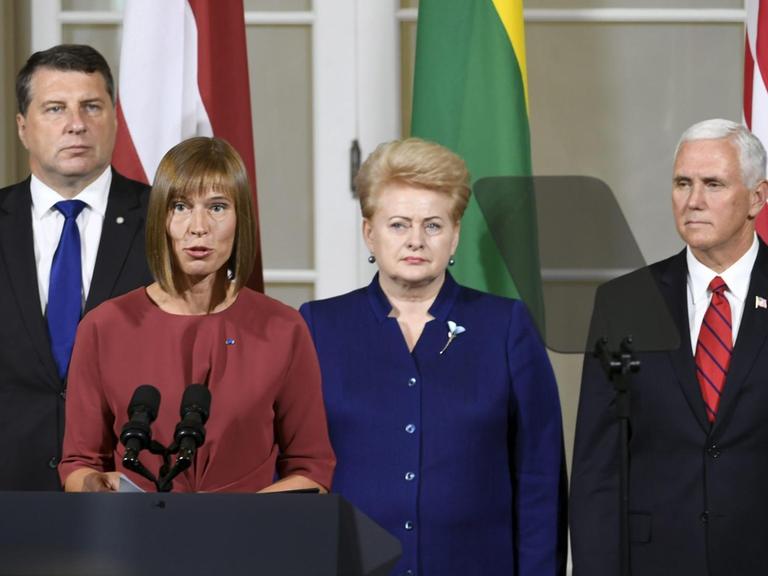 Der lettische Präsident Raimond Vejonis, Estlands Staatschefin Kersti Kaljulaid und Litauens Präsidentin Dalia Grybauskaite bei einer Pressekonferenz mit US-Vizepräsident Mike Pence in Tallinn.