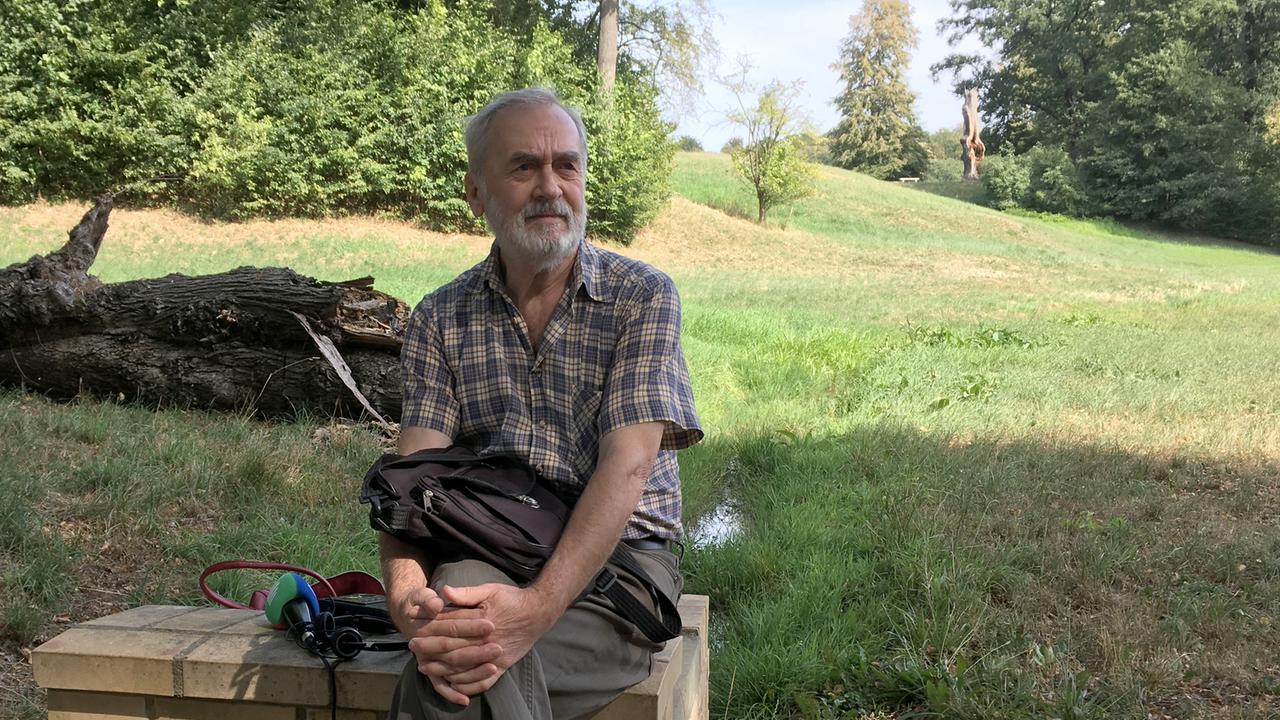 Der polnische Touristenführer Roman Sobera sitzt auf einer Bank aus Stein im Fürst-Pückler-Park. Der polnische Touristenführer Roman Sobera sitzt auf einer Bank aus Stein im Fürst-Pückler-Park.