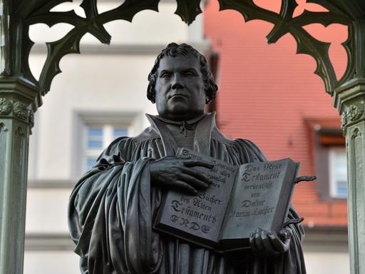 Ein Denkmal Luthers auf dem Wittenberger Marktplatz