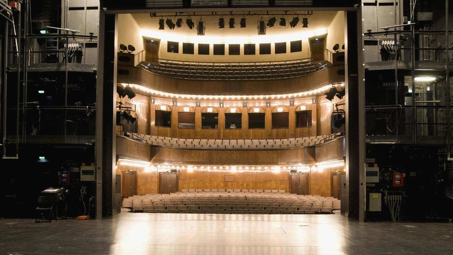 Backstageansicht einer Theaterbühne mit Blick in den Zuschauerraum. Backstageansicht einer Theaterbühne mit Blick in den Zuschauerraum.