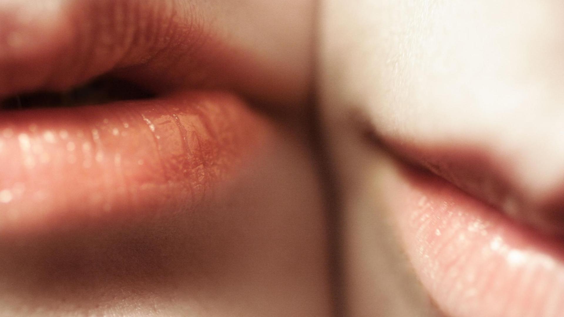 Nahaufnahme von zwei weiblichen Lippen. Nahaufnahme von zwei weiblichen Lippen.