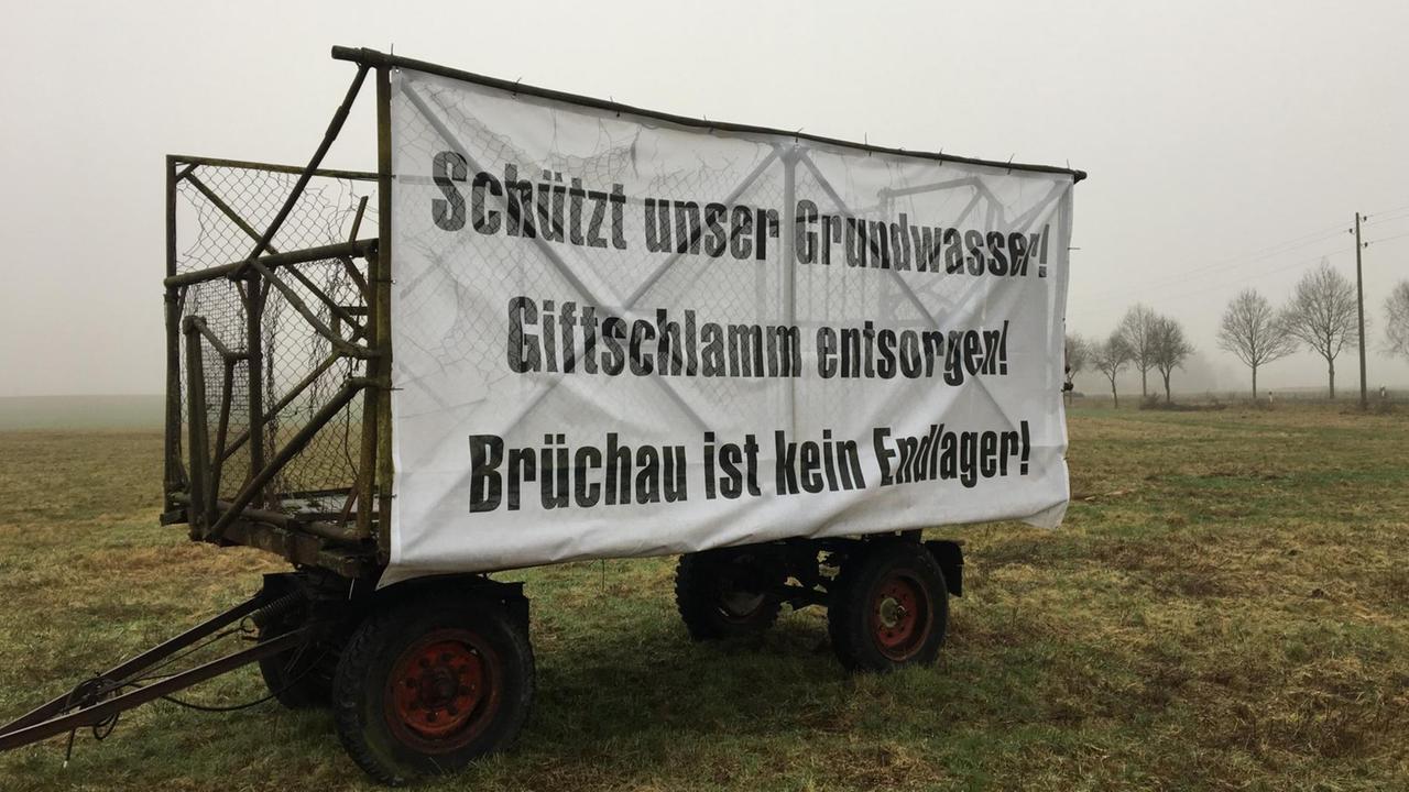 Bürger in Brüchau protestieren gegen eine Giftmülldeponie Bürger in Brüchau protestieren gegen eine Giftmülldeponie