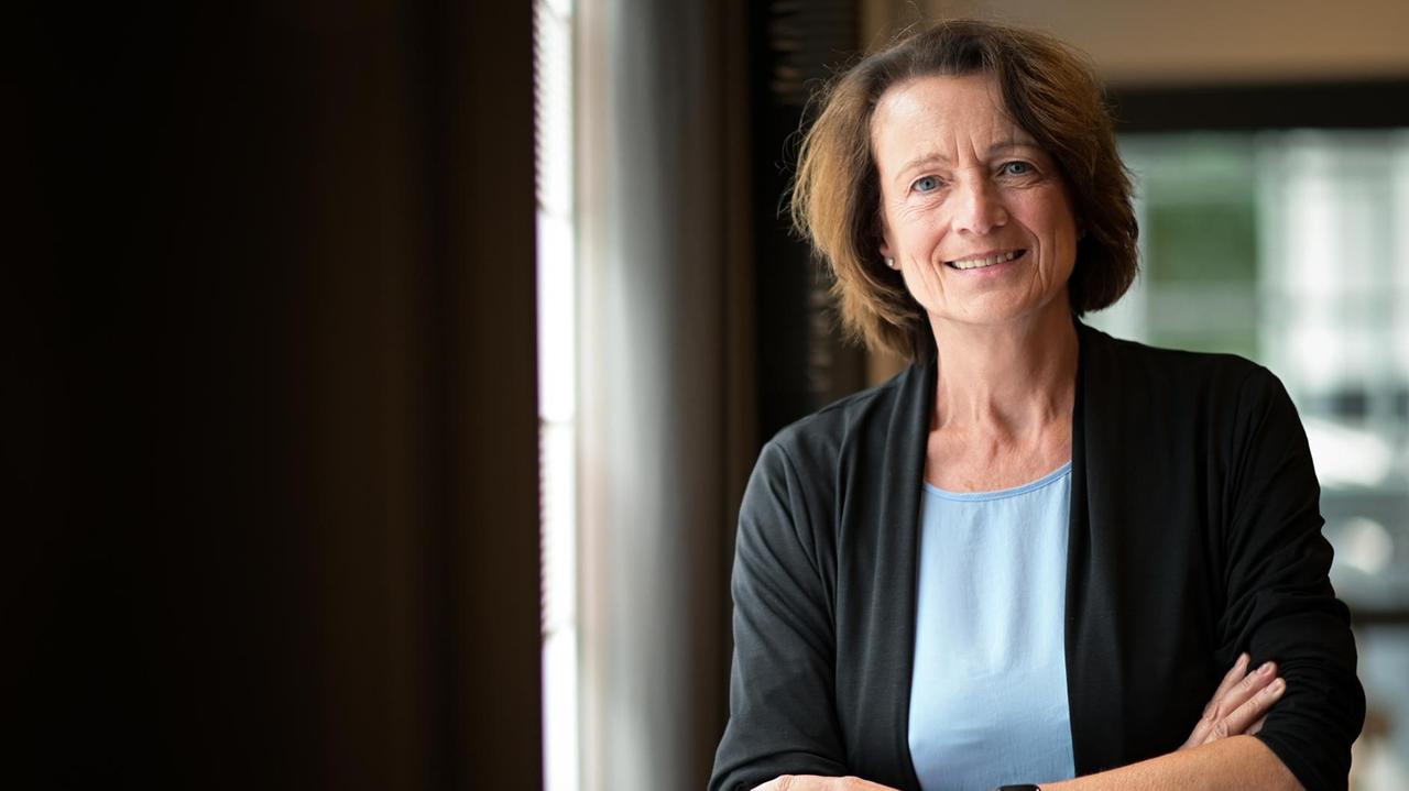 Dagmar Freitag (SPD), Bundestagsabgeordnete, steht nach einer Pressekonferenz zum Stand der geplanten Olympia-Bewerbung 2032 im Hotel «Vier Jahreszeiten» . Dagmar Freitag (SPD), Bundestagsabgeordnete, steht nach einer Pressekonferenz zum Stand der geplanten Olympia-Bewerbung 2032 im Hotel «Vier Jahreszeiten» .