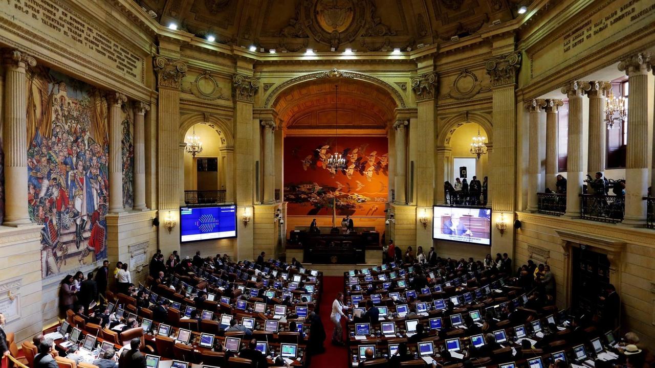 Das kolumbianische Parlament vor der Abstimmung über den Friedensvertrag Das kolumbianische Parlament vor der Abstimmung über den Friedensvertrag