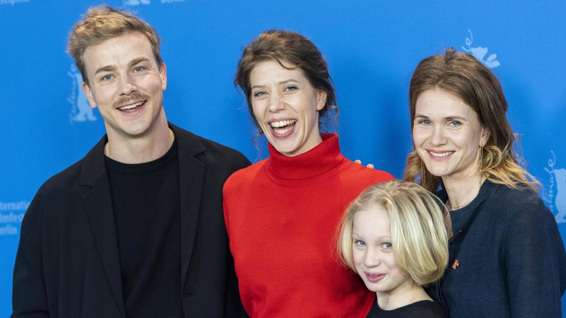 Schauspieler Albrecht Schuch (l), Regisseurin Nora Fingscheidt, Schauspielerin Helena Zengel und Schauspielerin Lisa Hagmeister stellen ihren Film "Systemsprenger" auf der 69. Berlinale vor. Schauspieler Albrecht Schuch (l), Regisseurin Nora Fingscheidt, Schauspielerin Helena Zengel und Schauspielerin Lisa Hagmeister stellen ihren Film "Systemsprenger" auf der 69. Berlinale vor.