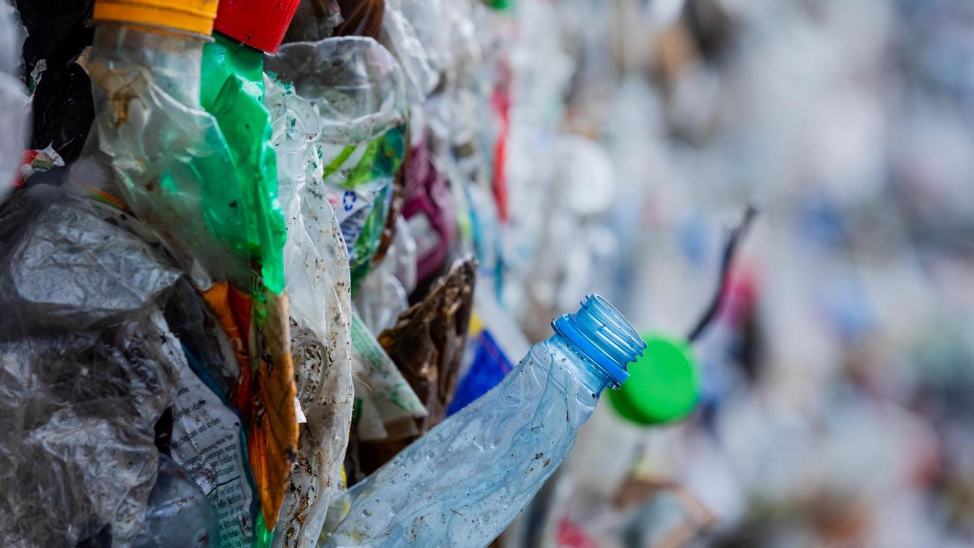 Sortierte Verpackungsabfälle stehen gepresst neben einer Halle, nachdem sie in der Sortieranlage des Entsorgungsunternehmens Remondis getrennt worden sind. Sortierte Verpackungsabfälle stehen gepresst neben einer Halle, nachdem sie in der Sortieranlage des Entsorgungsunternehmens Remondis getrennt worden sind.