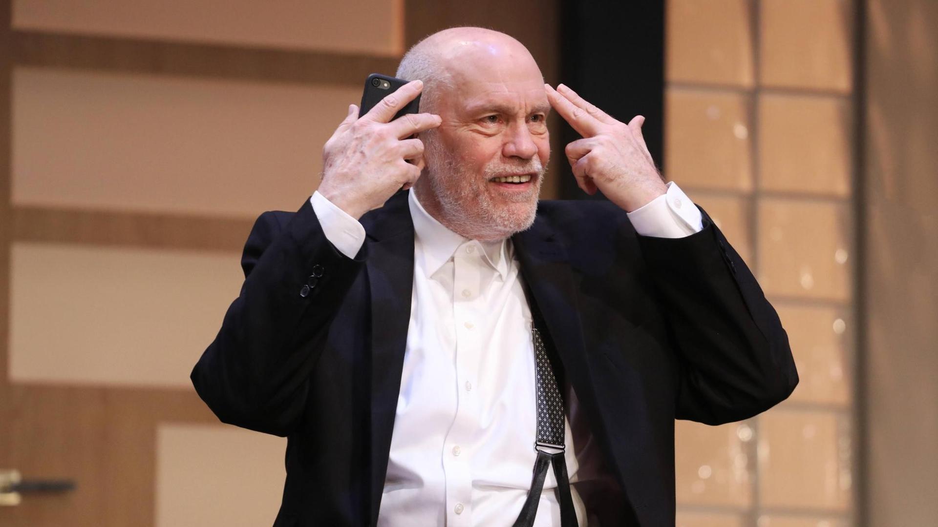 June 13, 2018 - John Malkovich im schwarzen Anzug und weißen Hemd zeigt den Vogel während des Theaterstücks "Bitter Wheat" am Garrick Theatre, London. June 13, 2018 - John Malkovich im schwarzen Anzug und weißen Hemd zeigt den Vogel während des Theaterstücks "Bitter Wheat" am Garrick Theatre, London.