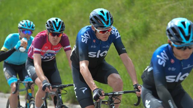 Der Brite Andre Froome vor seinem Teamkollegen Pavel Sivakov bei der Tour of the Alps